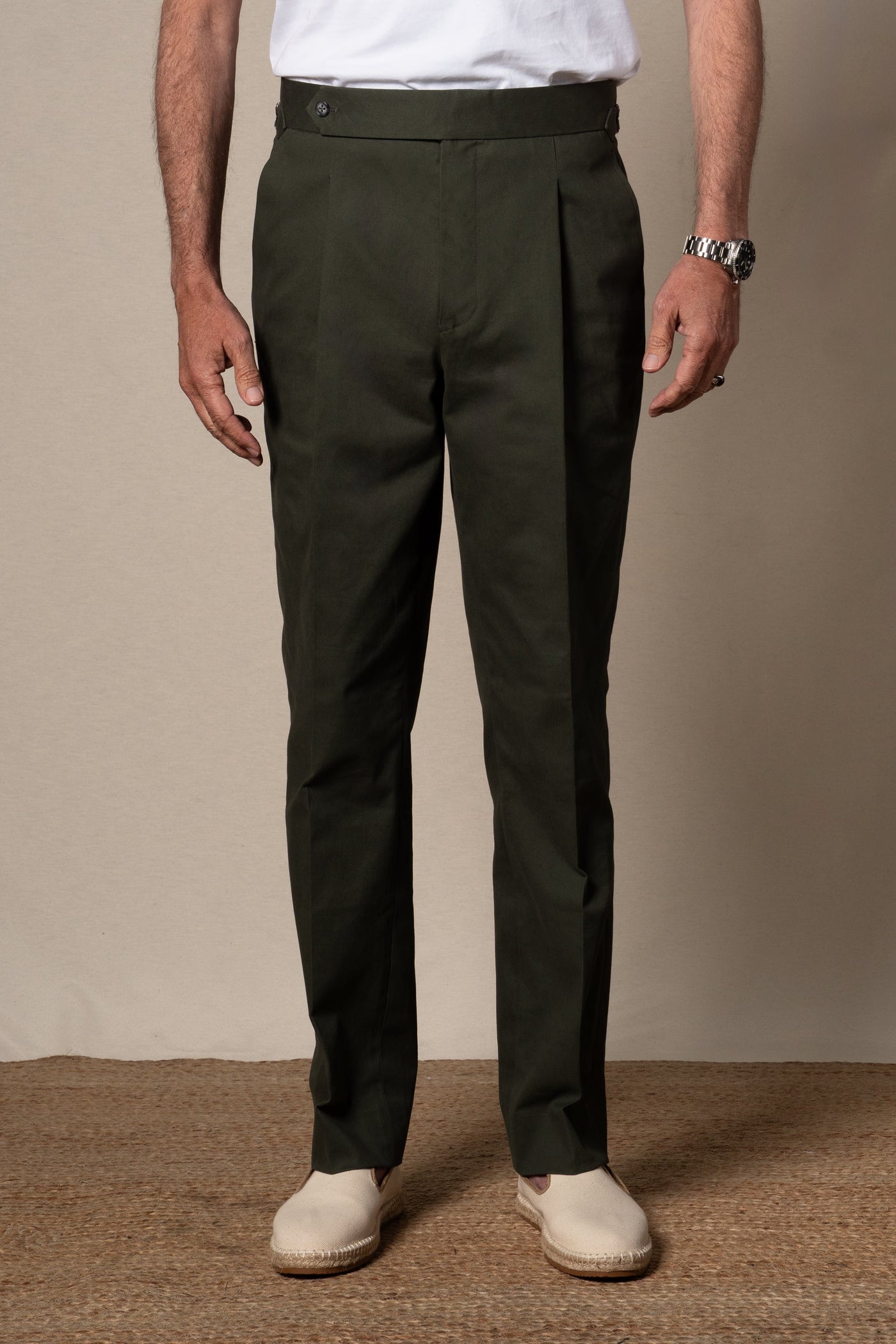 Khaki Plain Cotton Tailoring Pants — sastreria a medida BUND, lookbook Costa Vice Spring Summer 26